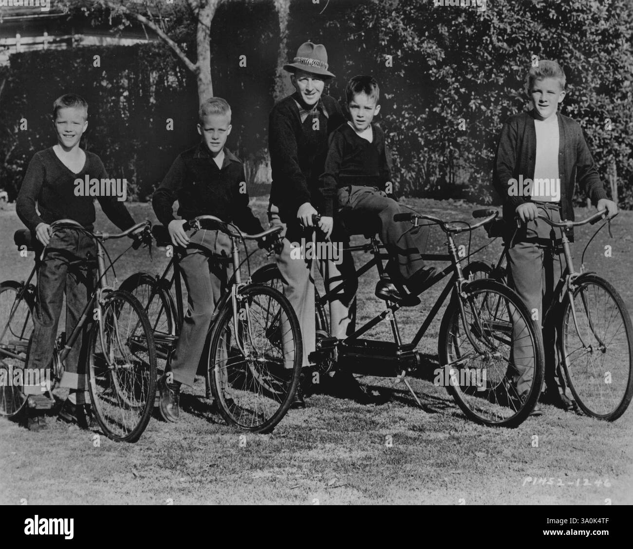 Bing Crosby e i suoi quattro figli. Bing e i suoi quattro figli (da sinistra) Gary, Lindsay, Phillip e Dennis. Ma le cose non erano così felici sotto la superficie. 10 maggio 1950. (Foto di Paramount Pictures) Foto Stock