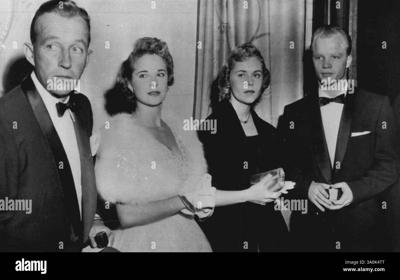 Bing and Son in Double Date -- Bing Crosby e suo figlio, Dennis, 20 anni, sono arrivati per la prima qui ieri sera di 'The Country Girl con le loro date, Mona Freeman (a sinistra) e Carolyn Wilson. Fu una delle rare apparizioni pubbliche di Crosby e l'arrivo dei quattro Some fu il segnale di una grande ovazione da parte dei fan. La prima fu messa in scena come beneficio per il fondo olimpico degli Stati Uniti e raccolse circa $ 4.000. 22 dicembre 1954. (Foto di AP Wirephoto) Foto Stock