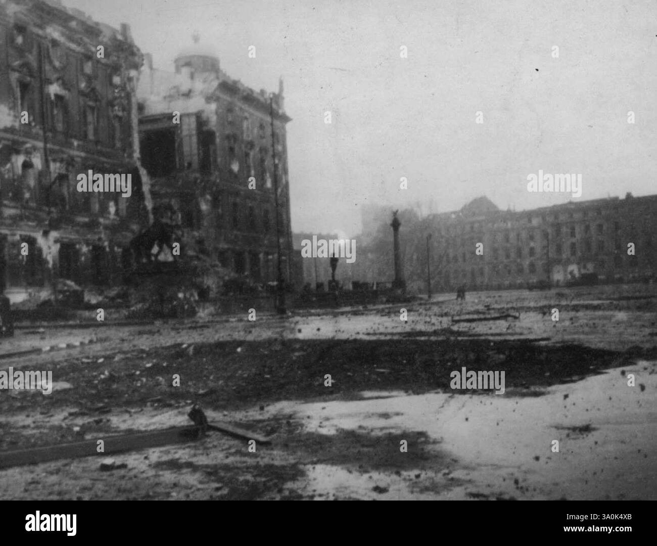 Palazzo reale di Berlino danneggiato -- Un buco di distanza è visibile di fronte al palazzo reale di Berlino mentre i veicoli militari si spostano attraverso la piazza quasi deserta il 4 maggio, secondo la didascalia Signal Corps in questa foto fatta da un fotografo della 9a Armata degli Stati Uniti, uno dei primi cameramen americani a raggiungere la città. Picture è stato rilasciato a Washington il 4 giugno. 4 giugno 1945. (Foto di AP Wirephoto). Foto Stock