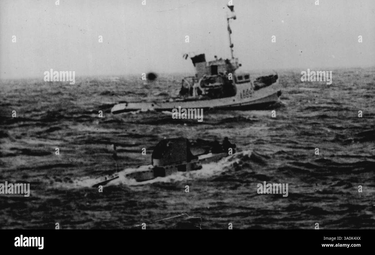 Nuovo record di immersioni in profondità da parte di ufficiali navali francesi -- con la nave di scorta "Tenace" alla presenza del bathyscaph "FNRS -3" - che sembra un piccolo sottomarino - lascia Dakar per tentare la discesa. Utilizzando un batiscisto progettato dal Prof. Auguste Piccard, lo scienziato svizzero, due ufficiali di marina francesi - Lt.Com. G. Houot e l'ingegnere-ufficiale P.. Willm -ha stabilito un nuovo record mondiale di immersioni in acque profonde, quando sono scesi 13,287 piedi -oltre 2½ miglia - fino al letto dell'Oceano Atlantico al largo di Dakar, Frech Africa occidentale. La discesa durò 3½ ore. 16 febbraio 1954. Foto Stock