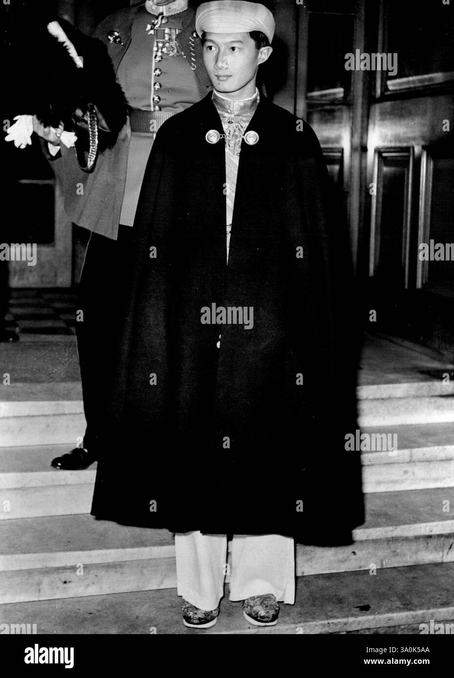 Il principe Bao Long partecipa al banchetto di stato -- H.I.H il principe Bao Long del Vietnam, mentre si recava al banchetto di stato ieri sera. La Regina ha tenuto un banchetto di stato a Buckingham Palace ieri sera per i molti illustri visitatori qui per l'incoronazione, tra cui sua altezza imperiale il Principe Bao Long del Vietnam. 4 giugno 1953. (Foto di Paul Popper, Paul Popper Ltd.). Foto Stock