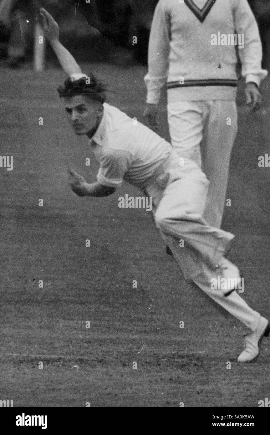 La nuova star inglese del bowling, il diminutivo Robert Berry, mette tutto quello che sa in una delle sue consegne di sinistra durante il primo test contro le Indie occidentali. Berry ha fatto un impressionante debutto test prendendo 5-63. Bob Berry, uno dei nuovi campioni inglesi del bowling, fece il suo debutto nella partita contro le Indie occidentali prendendo 5-63 con le sue lente consegne a mano sinistra. 21 giugno 1950. (Foto di Sport & General Press Agency Limited). Foto Stock