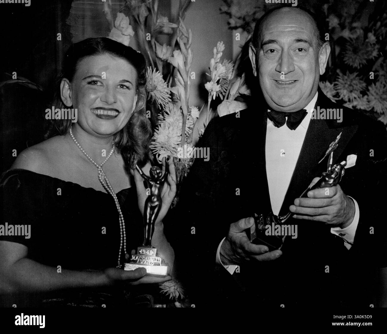***** Lyndall Barbour e Sidney Wheeler, **** Il Macquarie Award 1949 per la migliore attrice ***** sono mostrati con le loro statuette dopo il ***** Nazione ieri sera all'Auditorium He Macquarie. 1° marzo 1950. Foto Stock