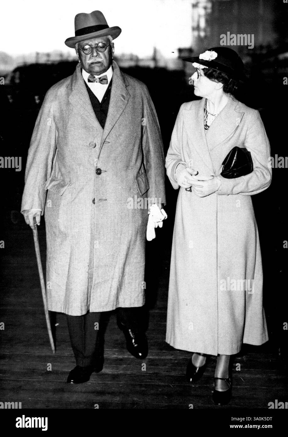 Il Grand Old Man di Ceylon arriva a Londra. Signore. Solomon Dias Bandaranaike con un amico al suo arrivo a St. Pancras, Londra. Sir Somomon Dias Bandaranaike, che per 43 anni fino al 1927, fu una delle figure più importanti negli affari pubblici di Ceylon, arrivò alla stazione di St. Pancras, Londra, dopo essere atterrato dalla linea Cheshire a Tilbury. Sir Solomon è l'unico detentore a Ceylon del K.C.M.G. (Cavaliere di Gran Croce di San Michele e San Giorgio) ed è conosciuto come 'Ceylon's Grand Old Man'. 20 maggio 1938. (Foto di Kosmos Press Bureau) Foto Stock