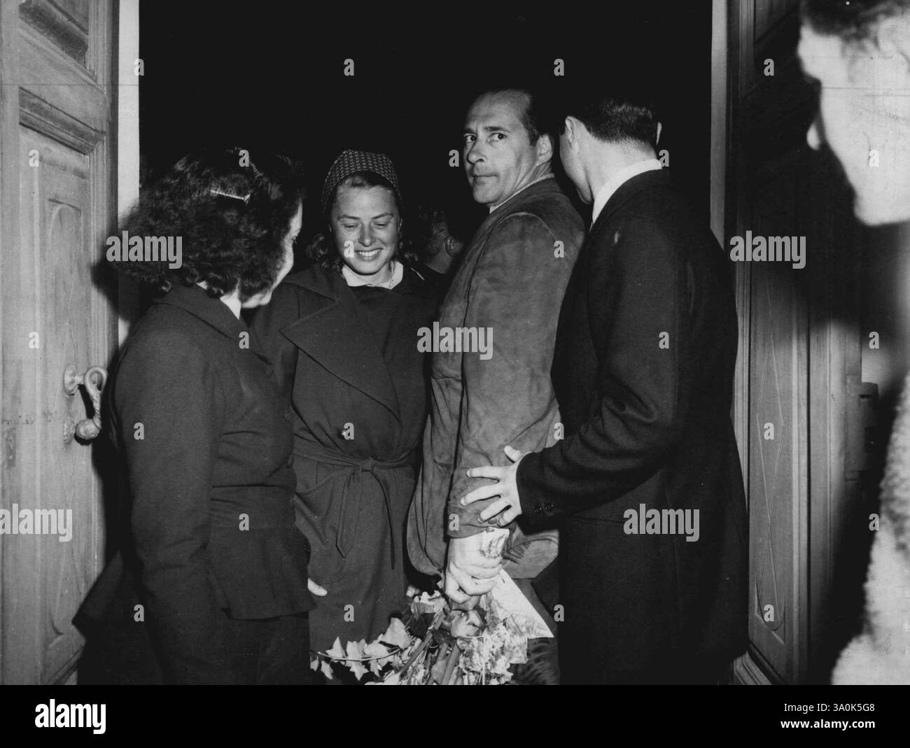 Ingrid Bergman e Roberto Rossellini arrivano alla casa che affitta dalla maestra Maria Russo, che accoglie la famosa coppia... 22 dicembre 1950. (Foto di Cowles Syndicate) Foto Stock