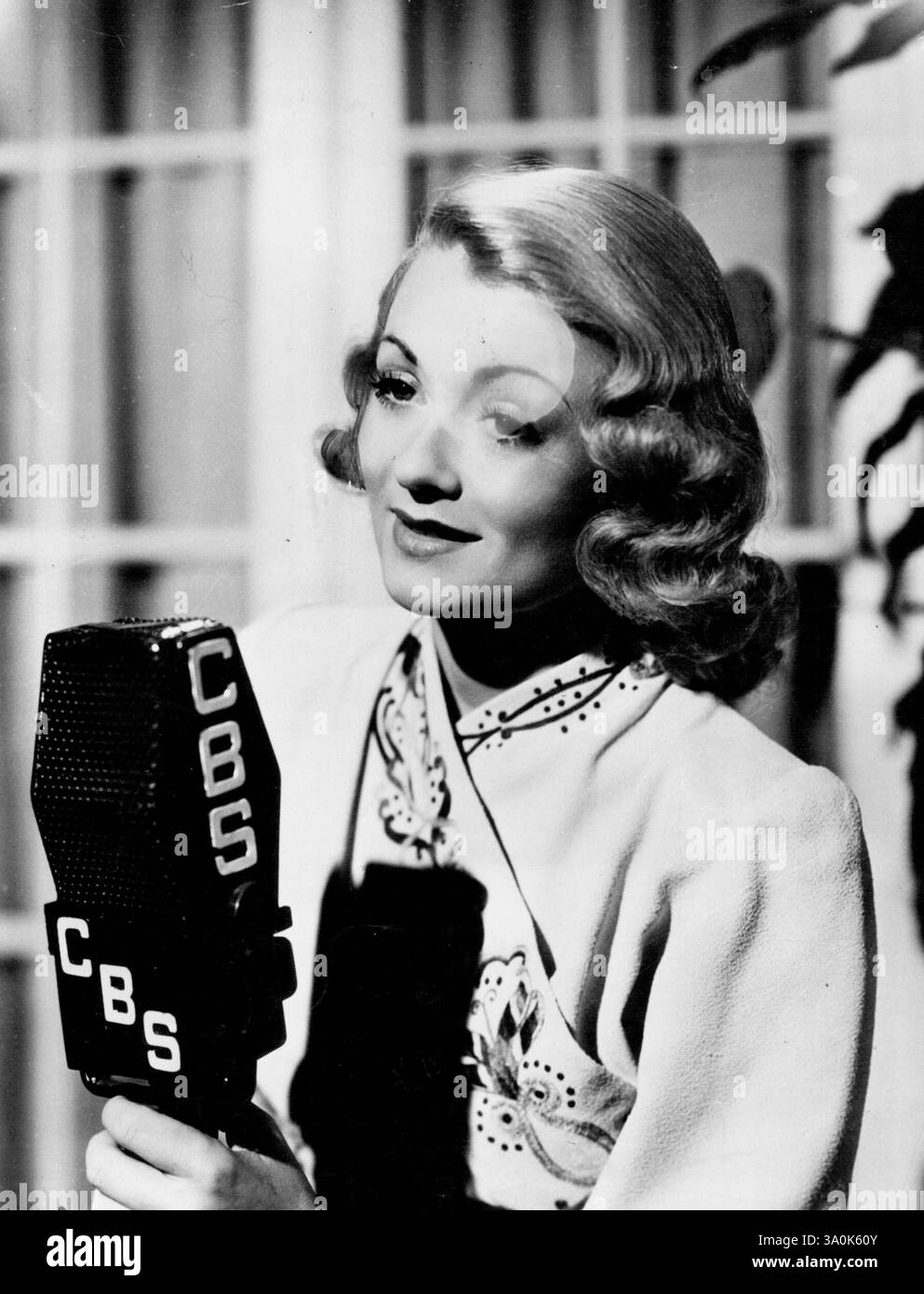 La star del cinema Constance Bennett è stata multata di 50 dollari o cinque giorni di carcere qui oggi per aver guidato 50 miglia all'ora in una zona di 25 miglia a Hollywood. Il giudice Leonard Kaufman le ha detto: "È mio dovere avvertirla se si presenta di nuovo in tribunale quest'anno, sarà condannato alla prigione”. Ha anche sospeso la sua licenza per 30 giorni. L'avvocato di Bennett ha detto al giudice che l'attrice stava andando alla radio. 17 novembre 1943. Foto Stock