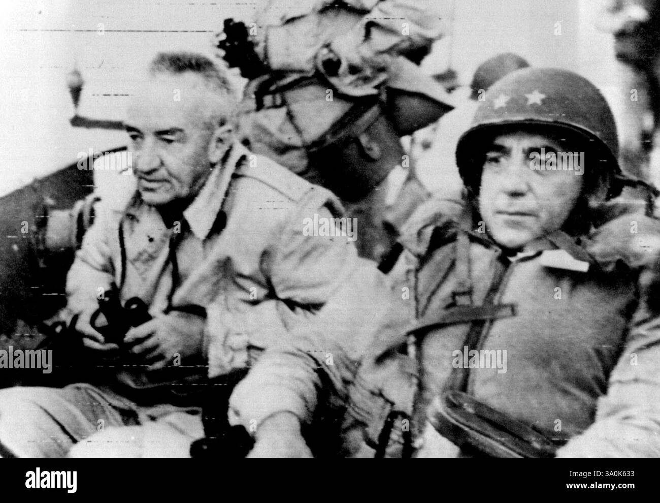 I leader dell'invasione Hollandia -- i loro volti segnati da espressioni di serietà e tensione, tenente generale Robert L. Eichelberger (a sinistra), comandante del primo corpo e contrammiraglio David E. Barbey, comandante delle forze anfibie, si avvicinano alla nuova Guinea olandese nel Pacifico a bordo di una nave da guerra statunitense, per l'apertura del 22 aprile dell'invasione dell'area di Hollandai. 1 maggio 1944. (Foto di Associated Press Radiophoto). Foto Stock