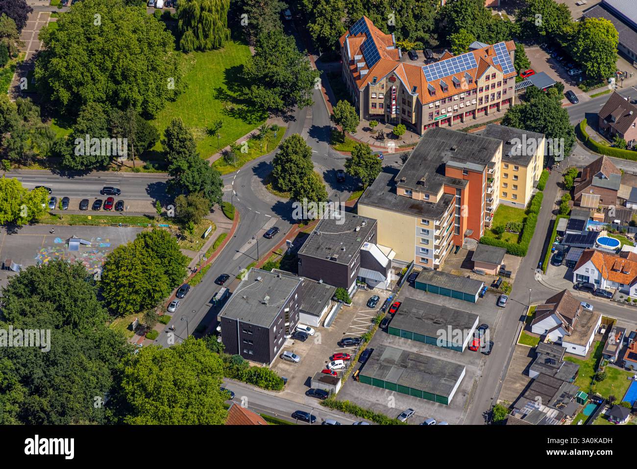 Vista aerea, circolo viario con alberi, Hohenhöveler Straße, Sparkasse Hamm Branch e Spar- und Darlehnskasse Bockum-Hövel eg Branch am Markt, Bockum- Foto Stock