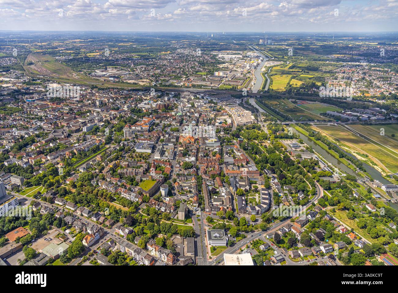 Vista aerea, panoramica della città con la chiesa di San Paolo, il municipio e l'Allee-Center, sullo sfondo il porto e il canale Datteln-Hamm, il centro, Hamm, la Ruhr Foto Stock