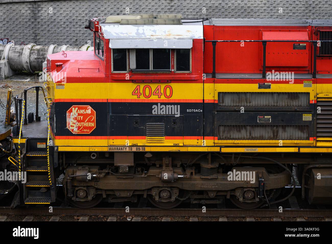 Everett, WA, USA - 15 febbraio 2025; locomotiva diesel Cab of Kansas City Southern con logo aziendale Foto Stock