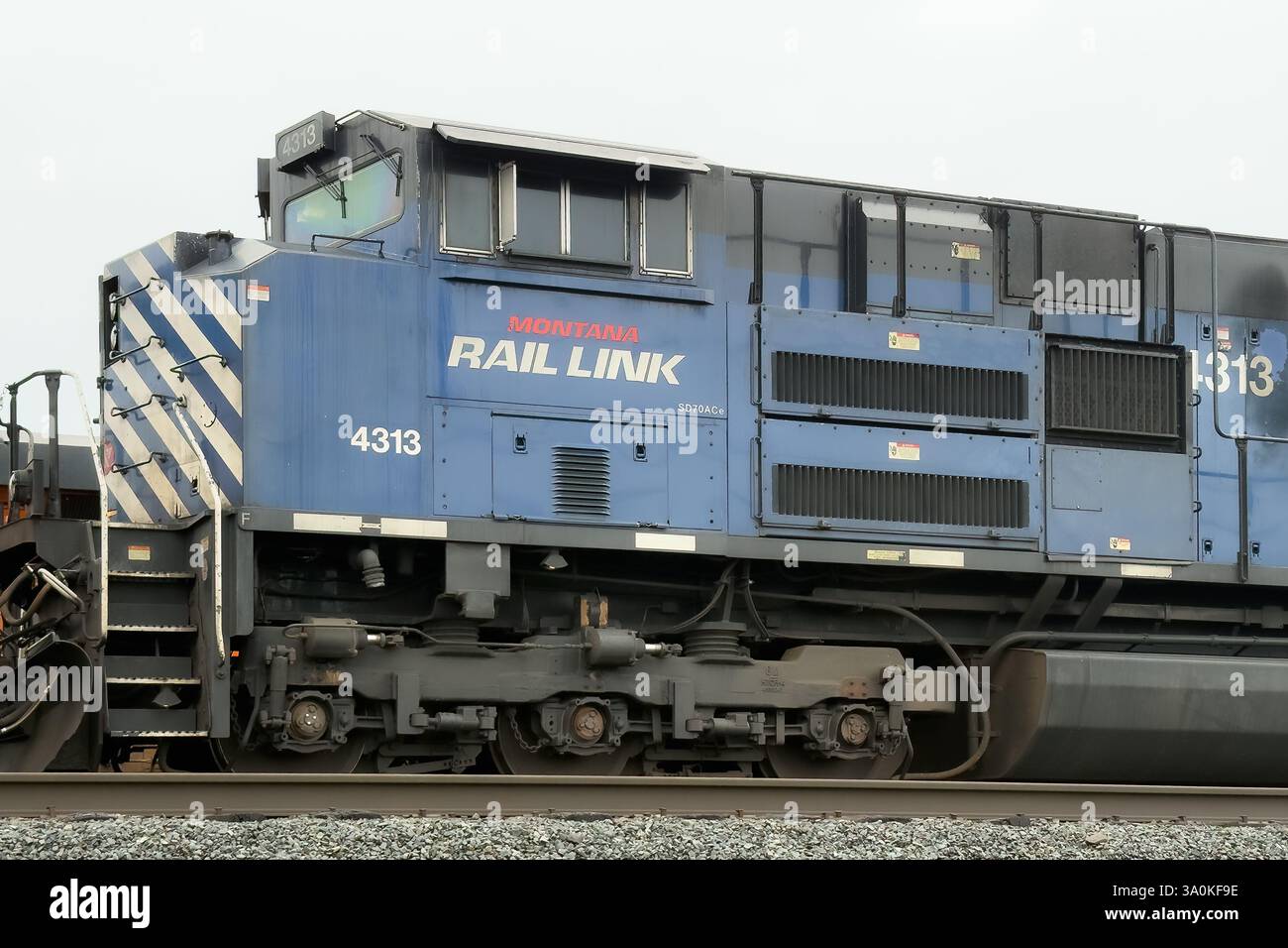 Seattle - 23 febbraio 2025; locomotiva diesel con livrea Montana Rail Link ora gestita dalla BNSF Foto Stock