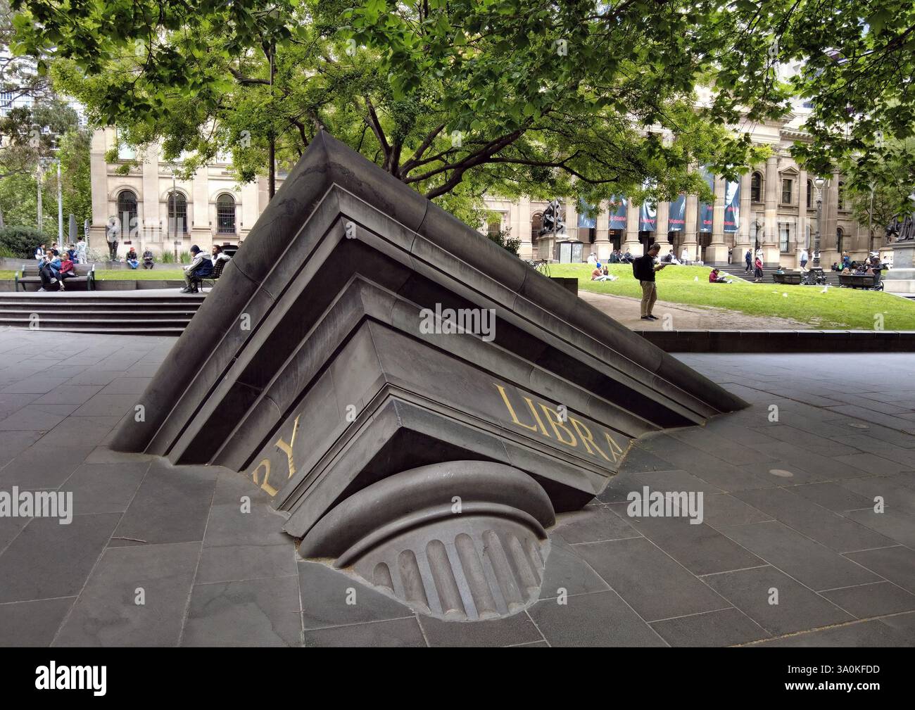 Accattivante scultura artistica chiamata "Architectural Fragment" di fronte alla State Library Victoria, a Melbourne, Australia. Foto Stock