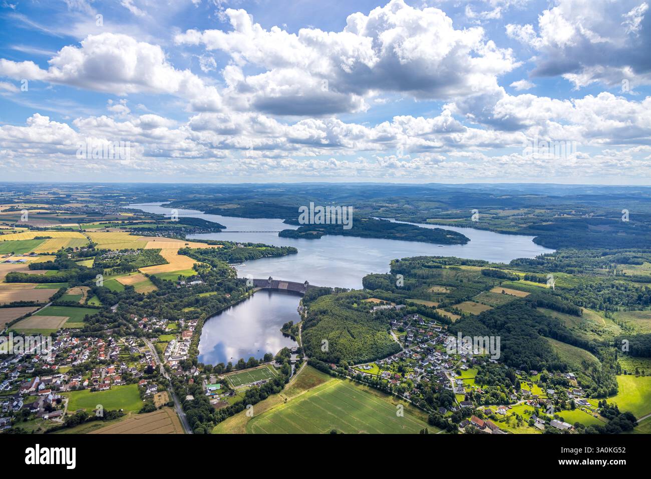 Vista aerea, Möhnesee vista generale, barriera di Möhnetalsperre, vista distante e cielo blu con nuvole, Günne, Möhnesee, Sauerland, Renania settentrionale-occidentale Foto Stock