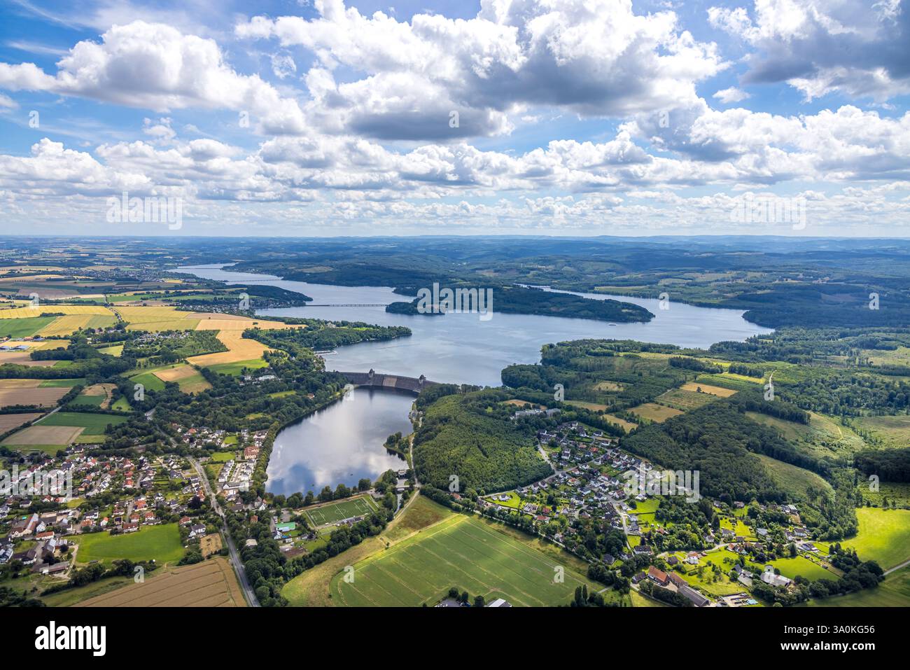 Vista aerea, Möhnesee vista generale, barriera di Möhnetalsperre, vista distante e cielo blu con nuvole, Günne, Möhnesee, Sauerland, Renania settentrionale-occidentale Foto Stock