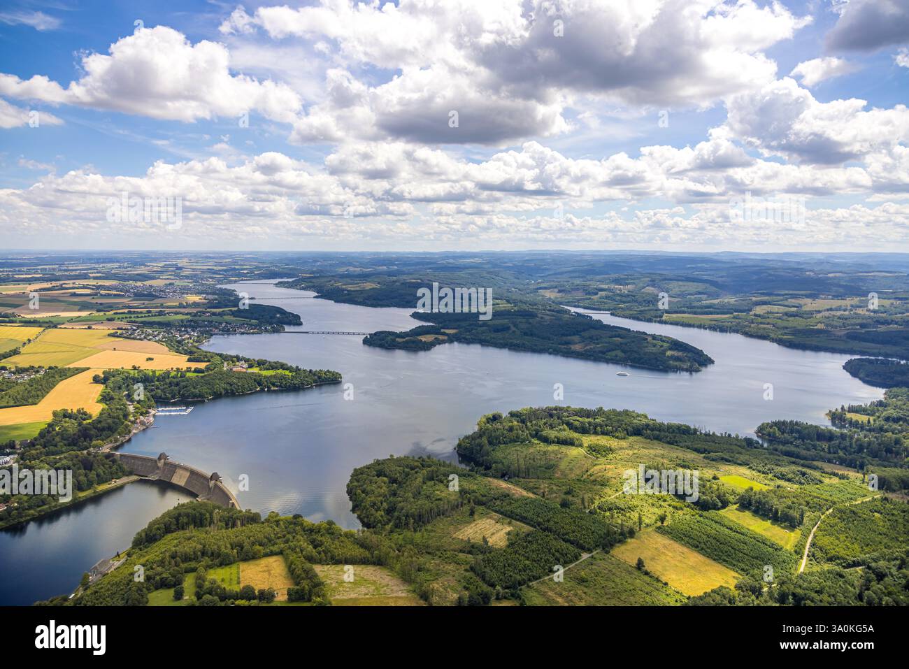 Vista aerea, Möhnesee vista generale, barriera di Möhnetalsperre, vista distante e cielo blu con nuvole, Günne, Möhnesee, Sauerland, Renania settentrionale-occidentale Foto Stock