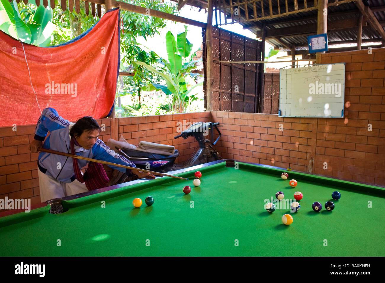Myanmar, Lago Inle, gioco di biliardo Foto Stock
