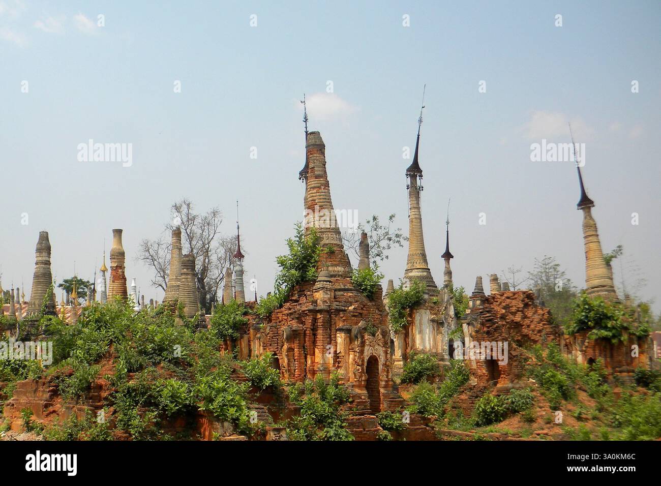 Shwe Inn Tyein vecchi ruderi, Indein village, Myanmar Foto Stock
