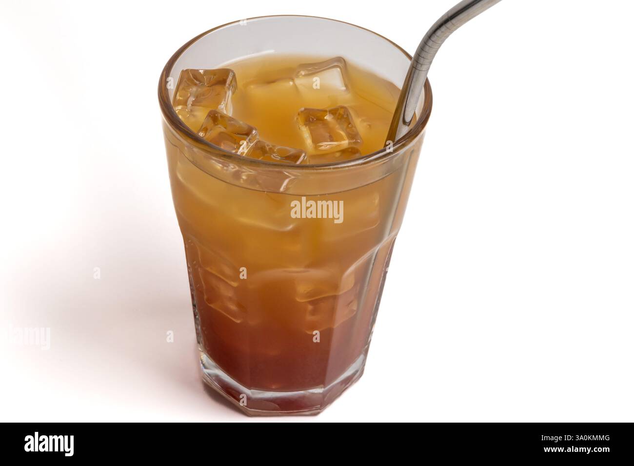 Bevanda rinfrescante con cannuccia di metallo Foto Stock