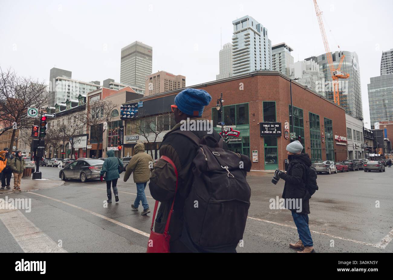 Una giornata fredda nel centro di Montreal, la vita della città si muove avanti sotto l'imponente skyline Foto Stock