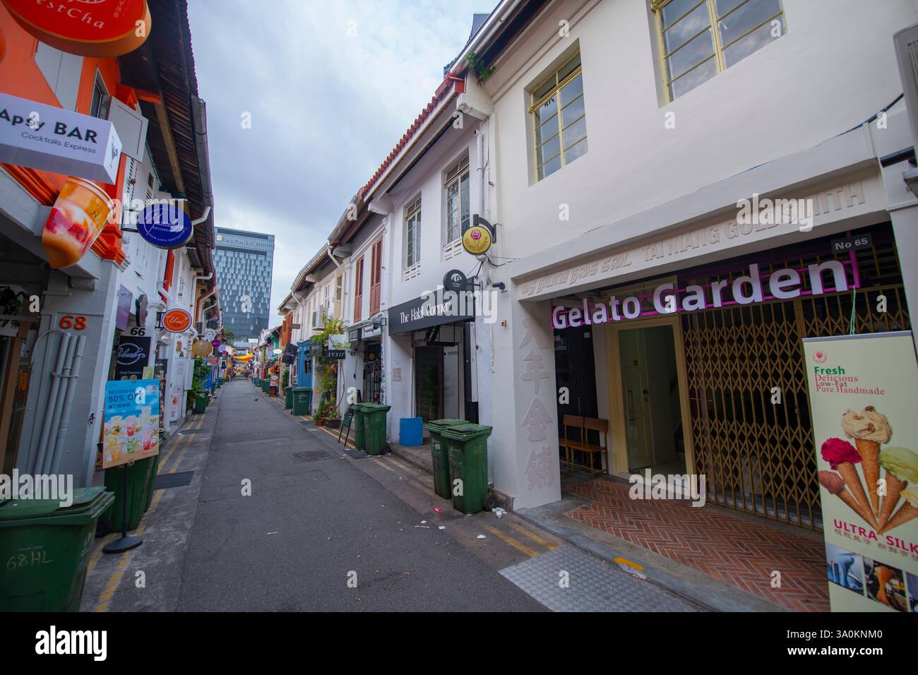 Storici edifici commerciali su Haji Lane vicino a Arab Street nello storico quartiere di Kampong Glam, Rochor nell'area centrale di Singapore. Foto Stock
