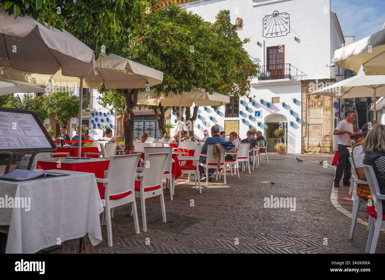 Plaza de los naranjos, persone che pranzano in terrazza, ristoranti, cene all'aperto, Marbella, Andalusia, Spagna. Foto Stock