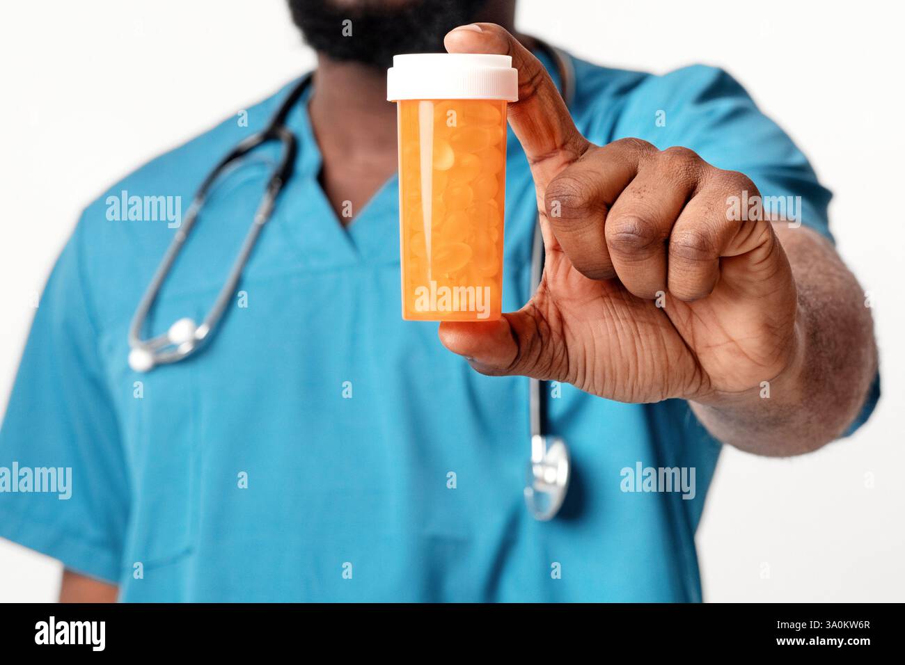 Un terapista afroamericano che raccomanda pillole, primo piano Foto Stock