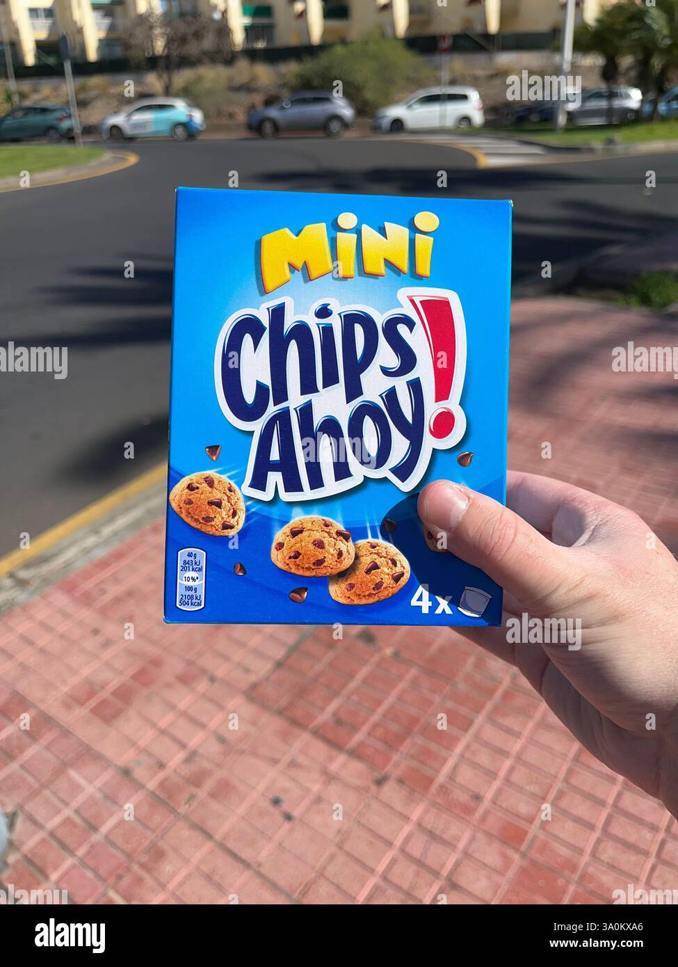 Una scatola di mini chip! Cookie. Costa Adeje, Tenerife, Isole Canarie, Spagna. 28 gennaio 2025. - Immagine stock catturata con smartphone