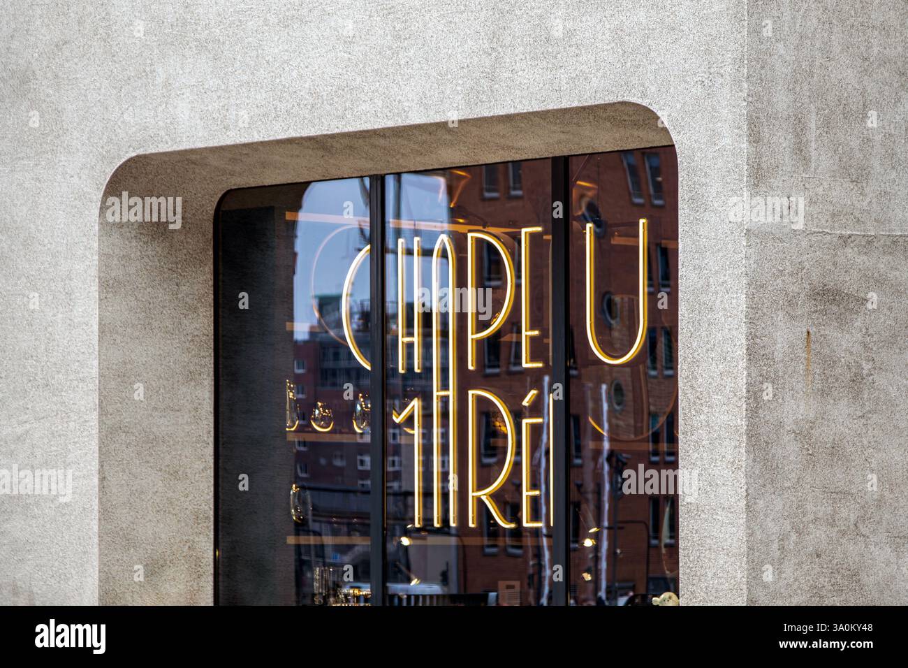 Riflesso del segnale al neon sulla finestra di vetro Foto Stock