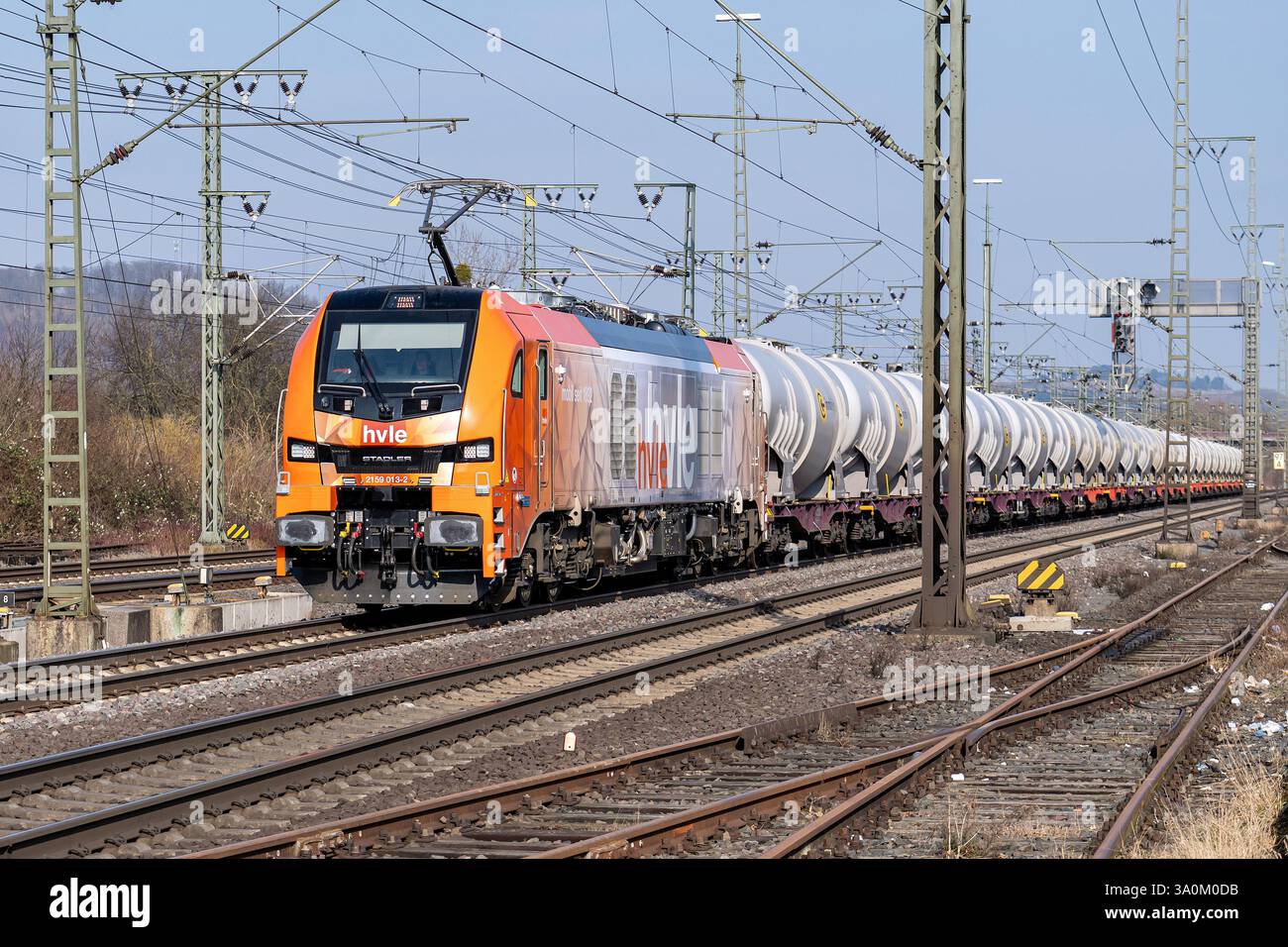 Locomotiva elettro-diesel HVLE Stadler Eurodual con carri idrici superficiali innocargo Foto Stock