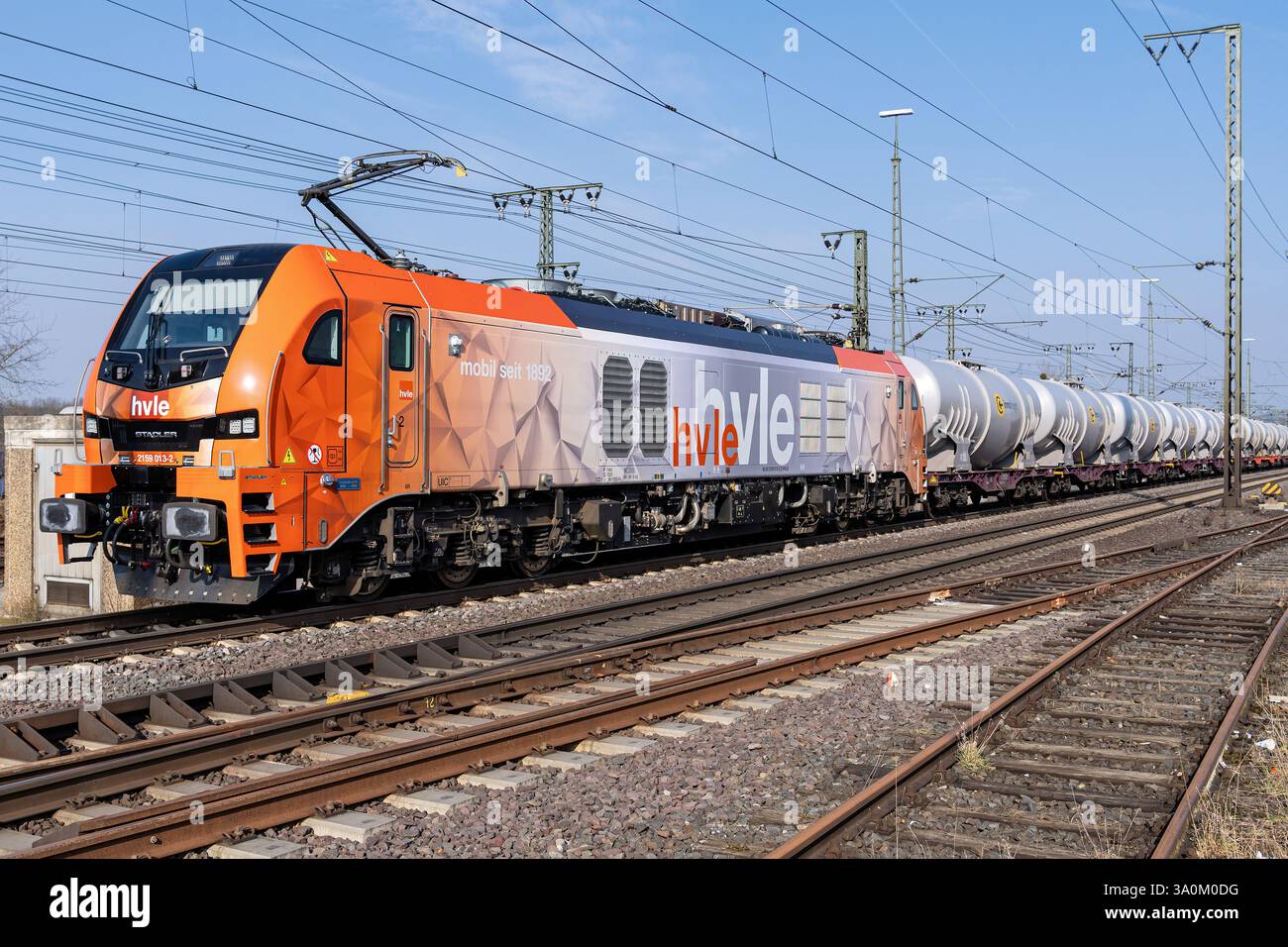 Locomotiva elettro-diesel HVLE Stadler Eurodual con carri idrici superficiali innocargo Foto Stock