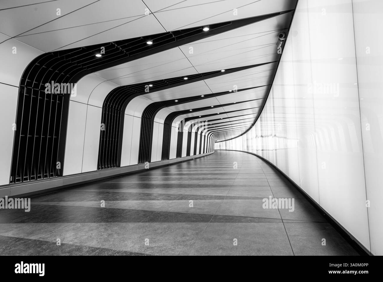 Rainbow Tunnel in King’s Cross, Londra – Modern Architectural Walkway Foto Stock