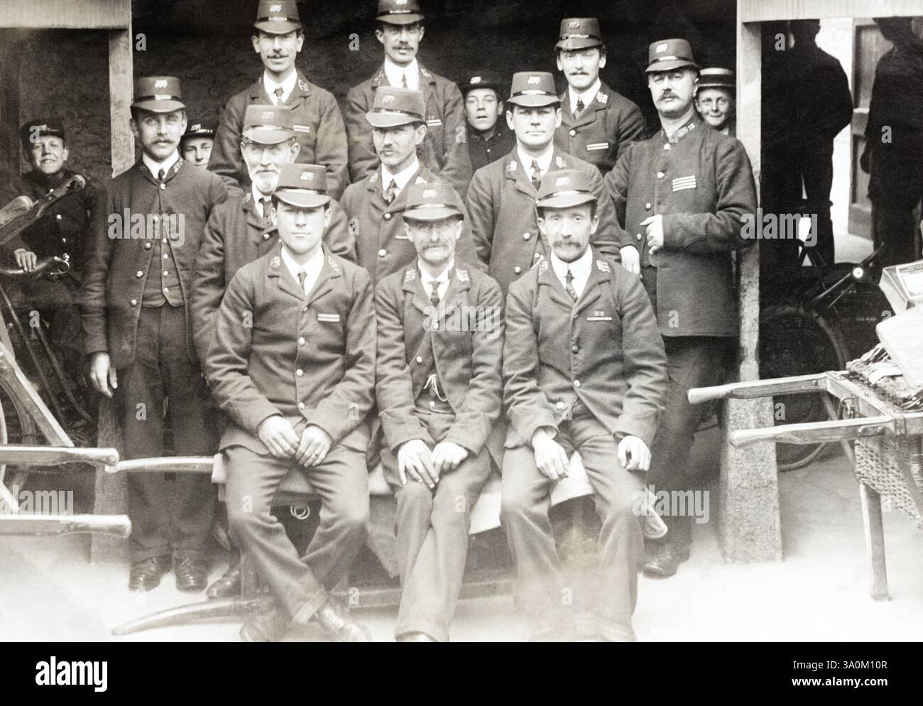 Postino e messaggeri della Royal mail durante l'era edoardiana. Foto Stock