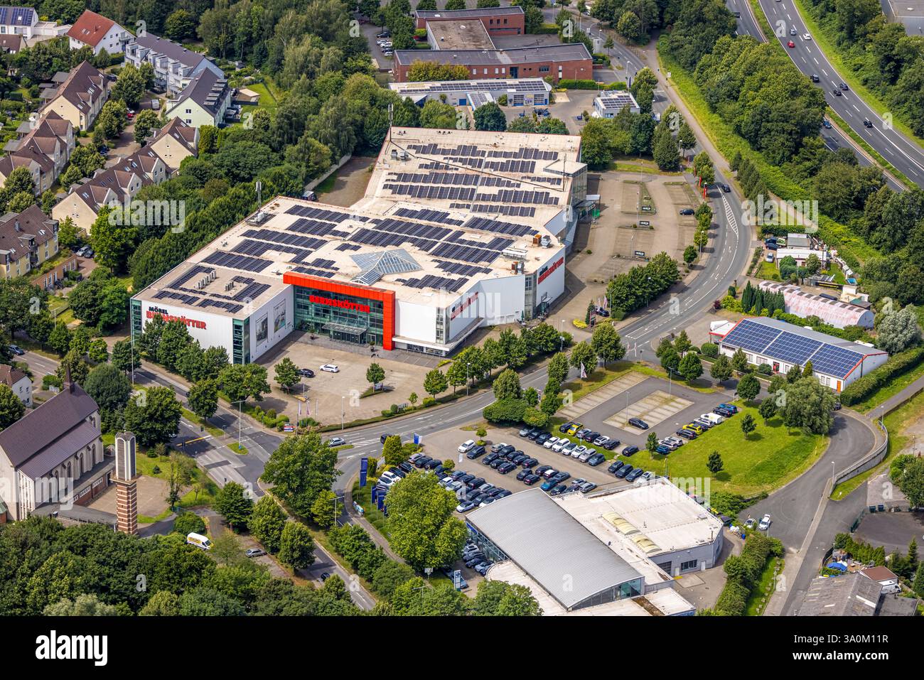 Vista aerea, negozio di mobili da cucina Küchen Bernskötter con tetto solare, Heißen - Mitte, Mülheim an der Ruhr, zona della Ruhr, Renania settentrionale-Vestfalia, Germa Foto Stock