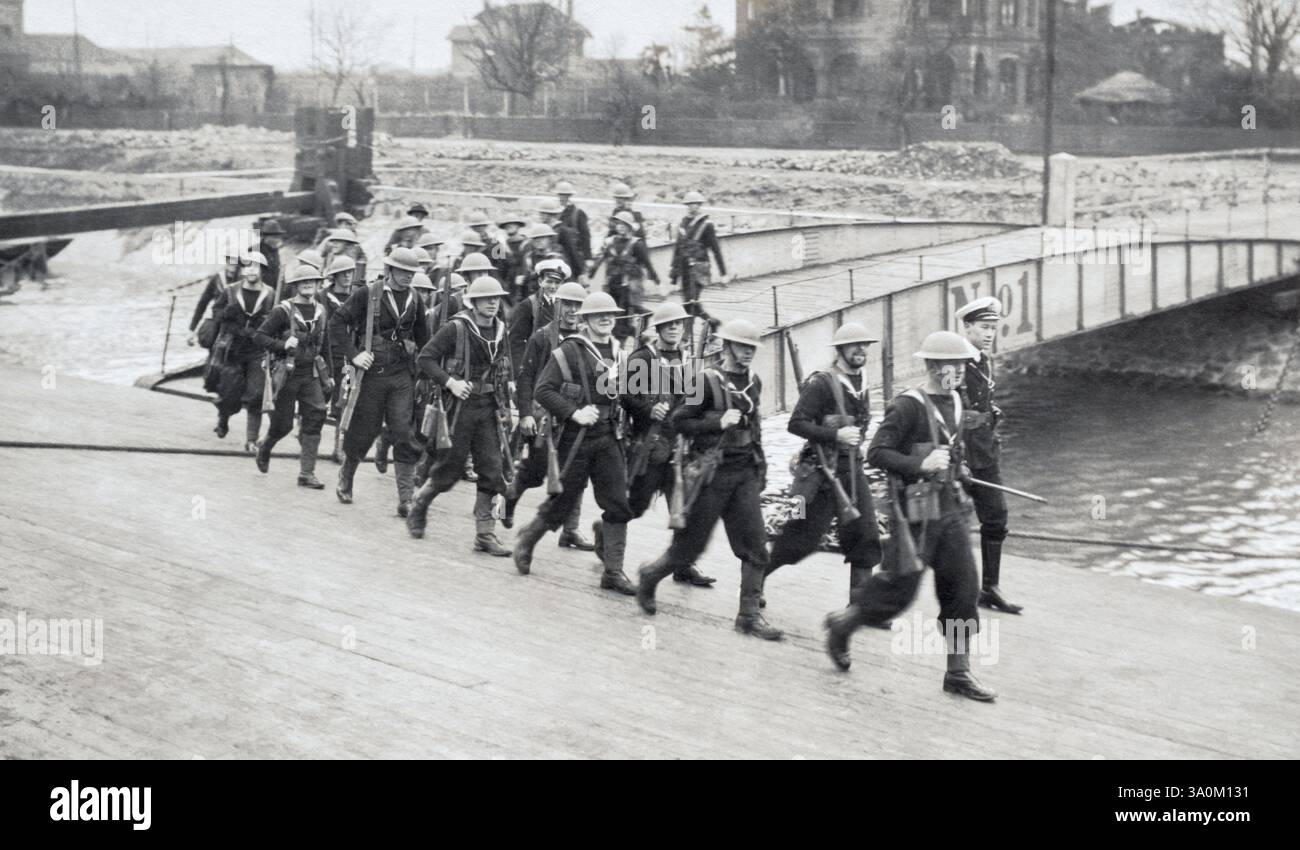 Una festa a terra della Royal Navy pattugliata in kit completo. Foto Stock