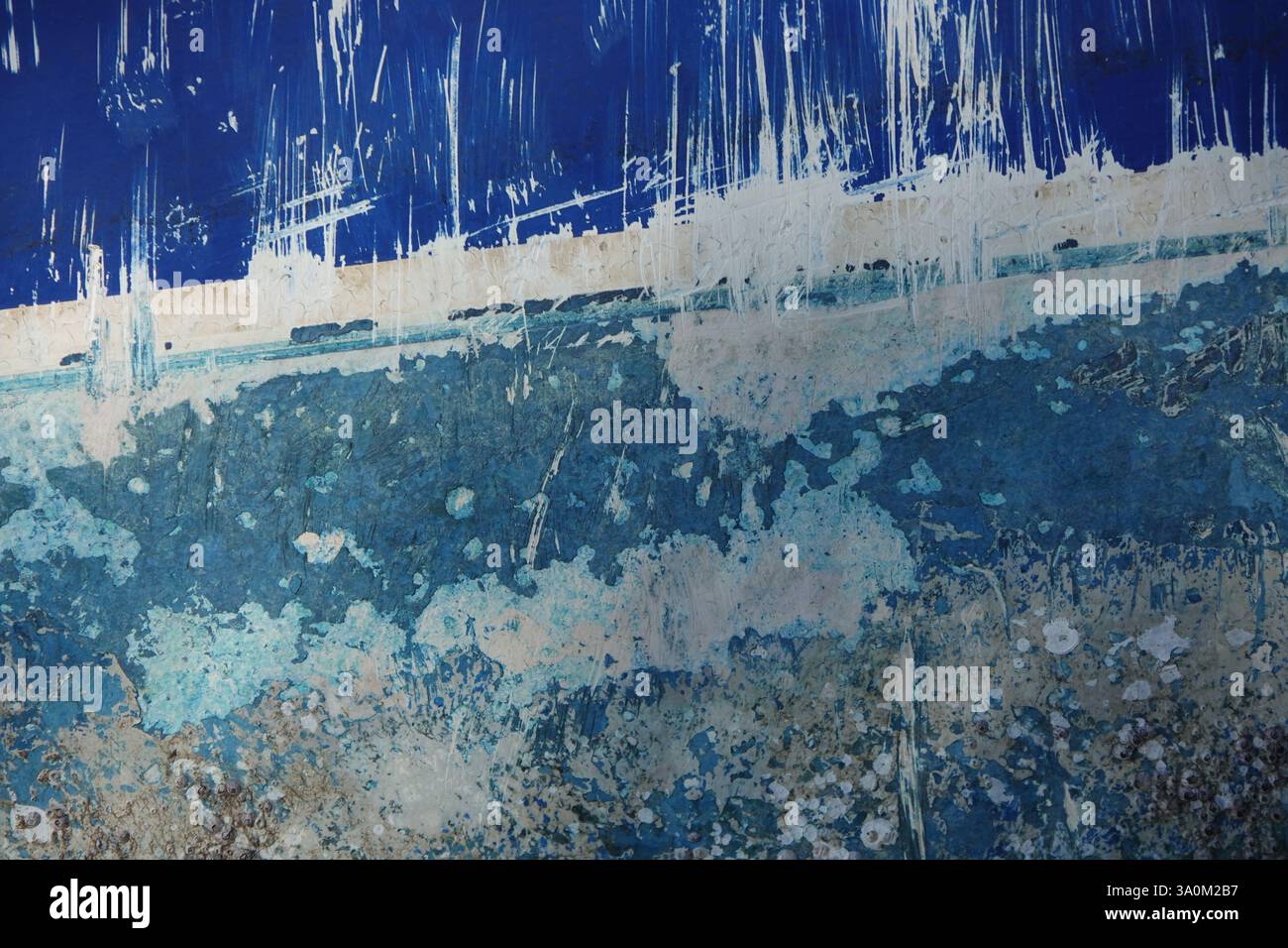 Una vista astratta della vernice infranta nel tempo, simile a un dipinto. Foto Stock