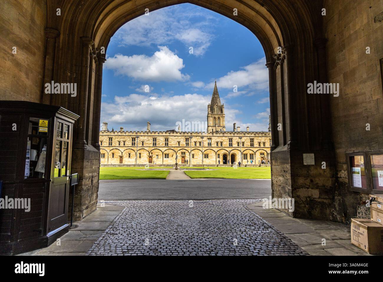 Oxford, Regno Unito - 5 giugno 2024: La vista della torre principale della Christ Church Cathedral dalla Tom Quad Square con la fontana di mercurio al centro Foto Stock