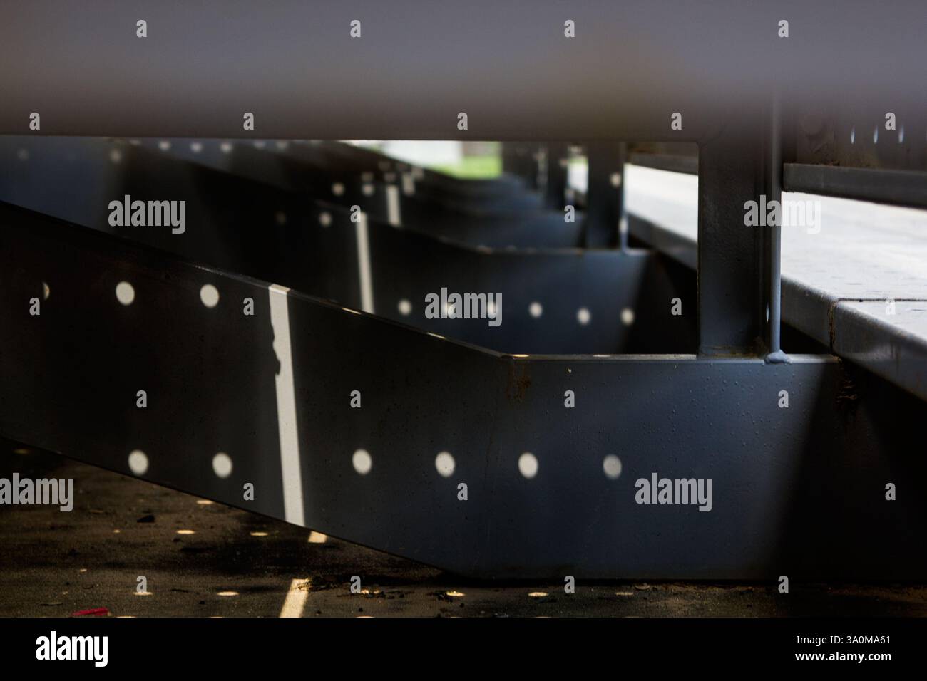 Sotto la prospettiva di Bleachers attira l'attenzione sui dettagli architettonici intricati nascosti sotto Foto Stock