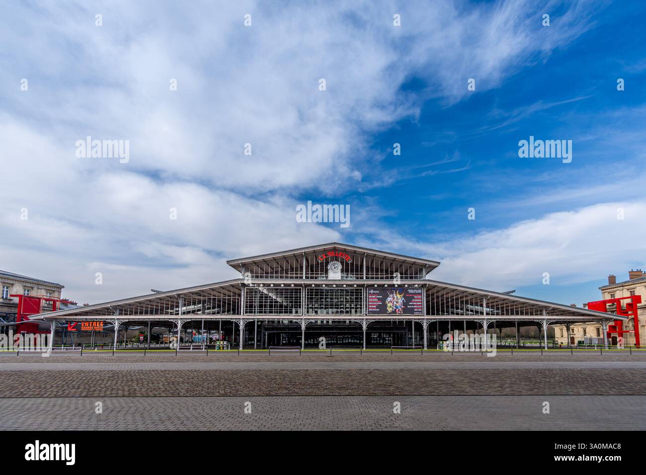Vista esterna della grande Halle de la Villette, un edificio degli ex macelli di Parigi, ora una sala che ospita eventi culturali Foto Stock