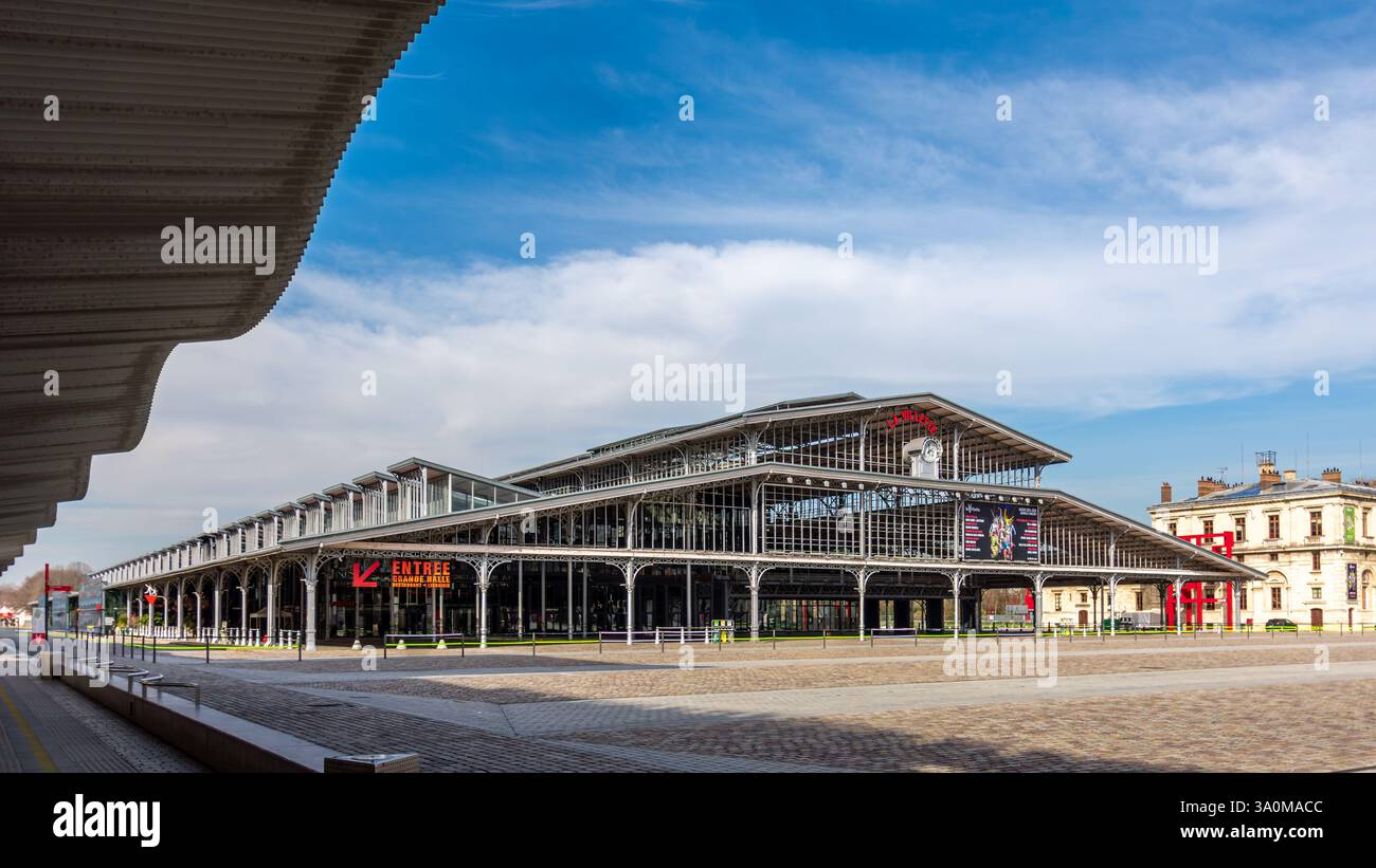Vista esterna della grande Halle de la Villette, un edificio degli ex macelli di Parigi, ora una sala che ospita eventi culturali Foto Stock