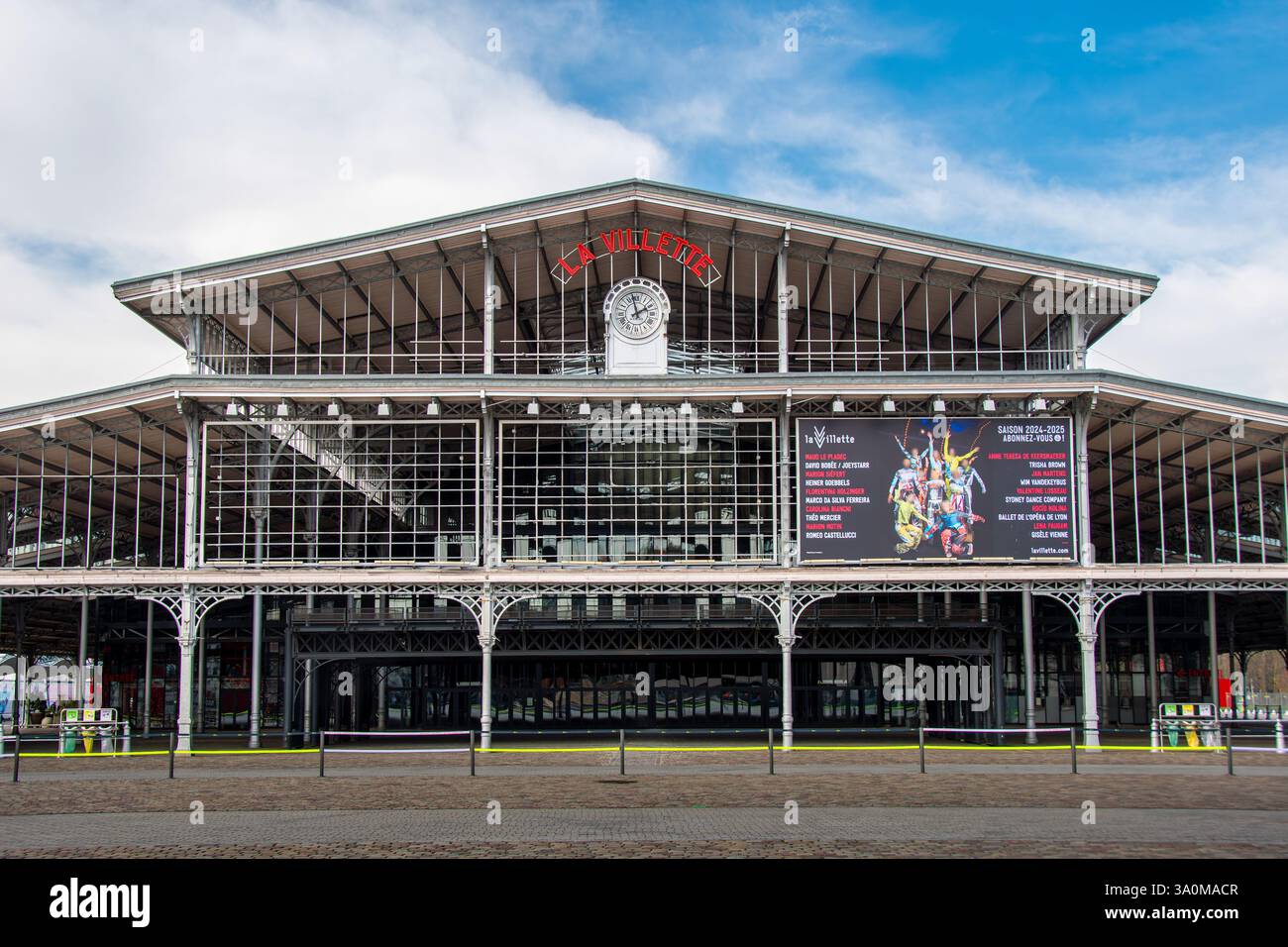 Facciata della grande Halle de la Villette, un edificio degli ex macelli di Parigi, ora una sala che ospita eventi culturali e convegni Foto Stock