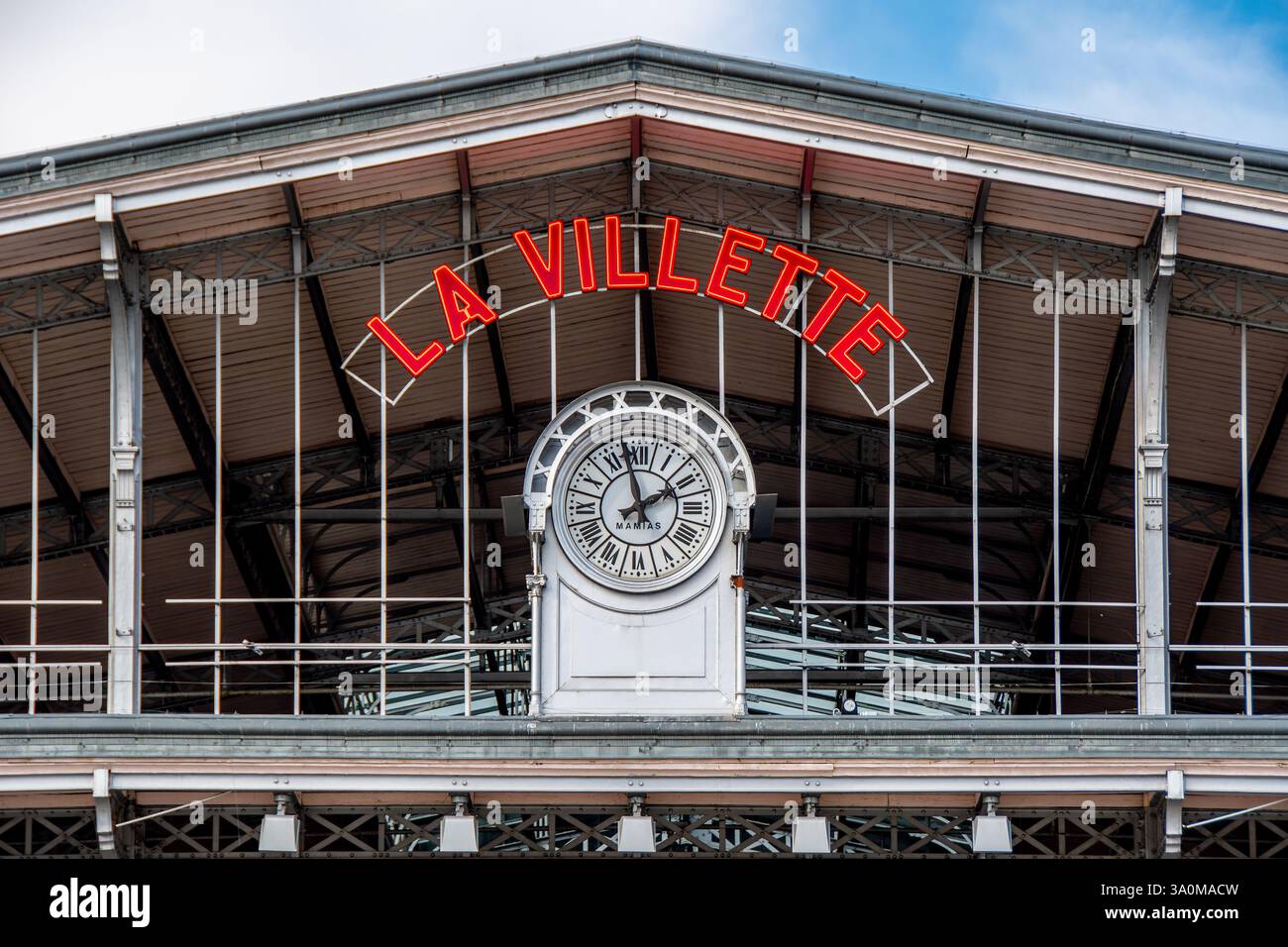 Insegna e orologio della grande Halle de la Villette, un edificio degli ex macelli di Parigi oggi sala che ospita eventi culturali e convegni Foto Stock