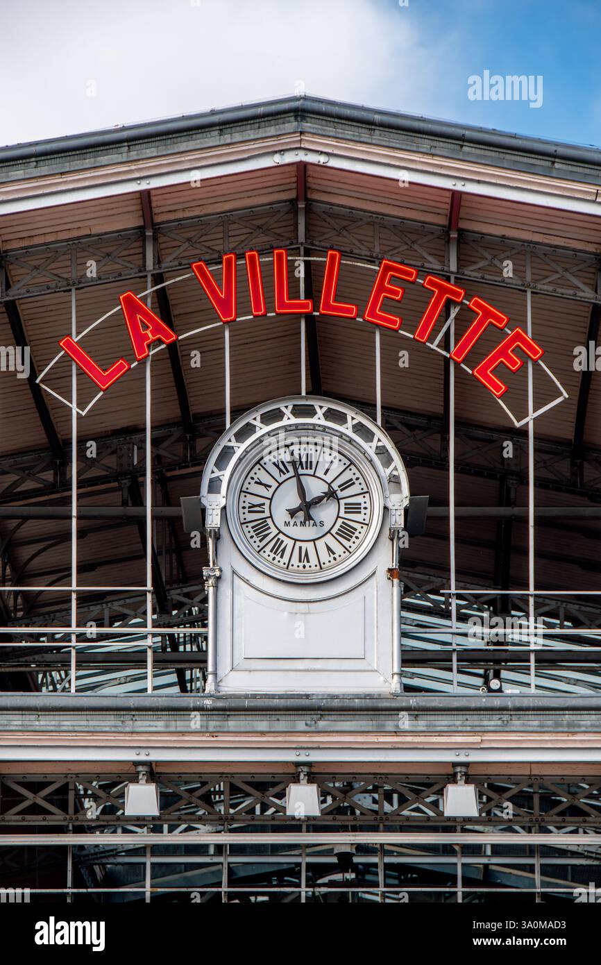 Insegna e orologio della grande Halle de la Villette, un edificio degli ex macelli di Parigi oggi sala che ospita eventi culturali e convegni Foto Stock
