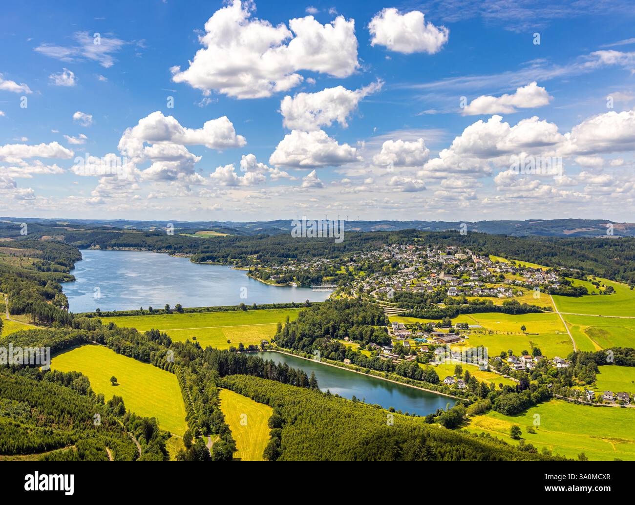 Vista aerea, diga e parete della diga del Sorpe, stagno equalizzante del lago Sorpe, vista distante e cielo blu con nuvole, Stemel, Sundern, Sauerland, Renania settentrionale Foto Stock