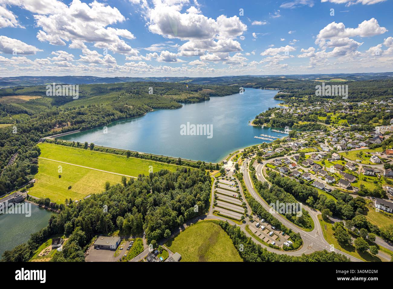 Vista aerea, diga e muro della diga del Sorpe, zona costiera con area forestale, vita e vita, vista distante e cielo blu con nuvole, Langscheid, Sundern, Sauerla Foto Stock