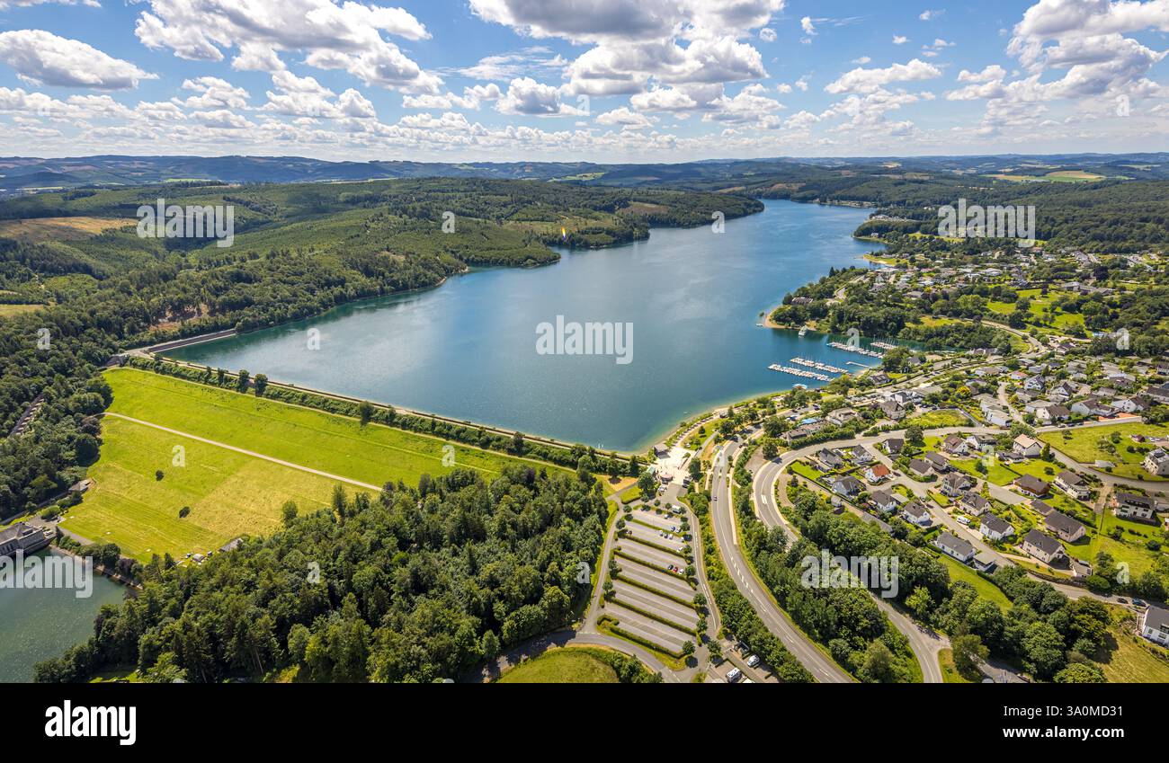 Vista aerea, diga e muro della diga del Sorpe, zona costiera con area forestale, vita e vita, vista distante e cielo blu con nuvole, Langscheid, Sundern, Sauerla Foto Stock