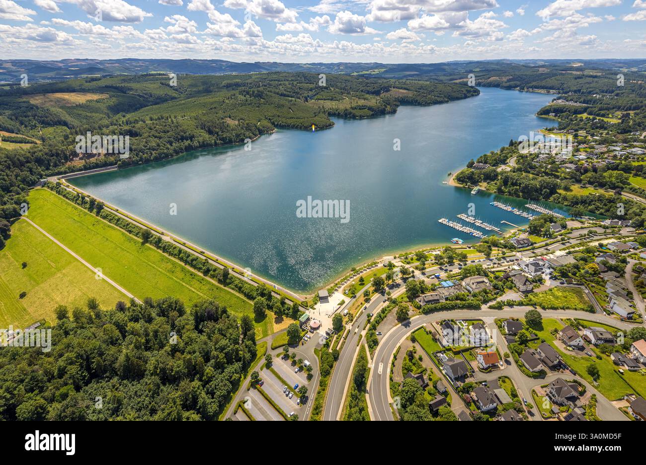 Vista aerea, diga e muro della diga del Sorpe, zona costiera con area forestale, vita e vita, vista distante e cielo blu con nuvole, Langscheid, Sundern, Sauerla Foto Stock