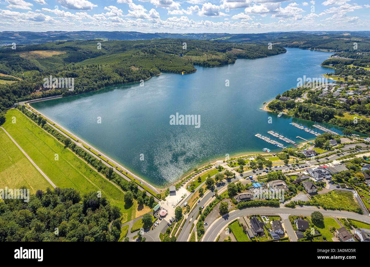 Vista aerea, diga e muro della diga del Sorpe, zona costiera con area forestale, vita e vita, vista distante e cielo blu con nuvole, Langscheid, Sundern, Sauerla Foto Stock
