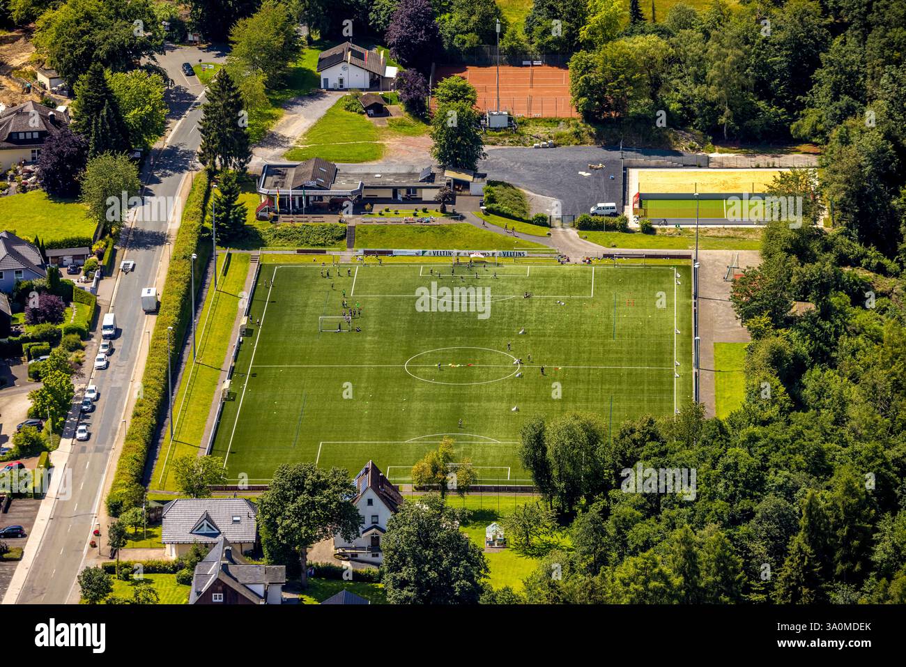 Vista aerea, allenamento sportivo allo stadio di calcio SUS Langscheid / Enkhausen, Langscheid, Sundern, Sauerland, Renania settentrionale-Vestfalia, Germania Foto Stock
