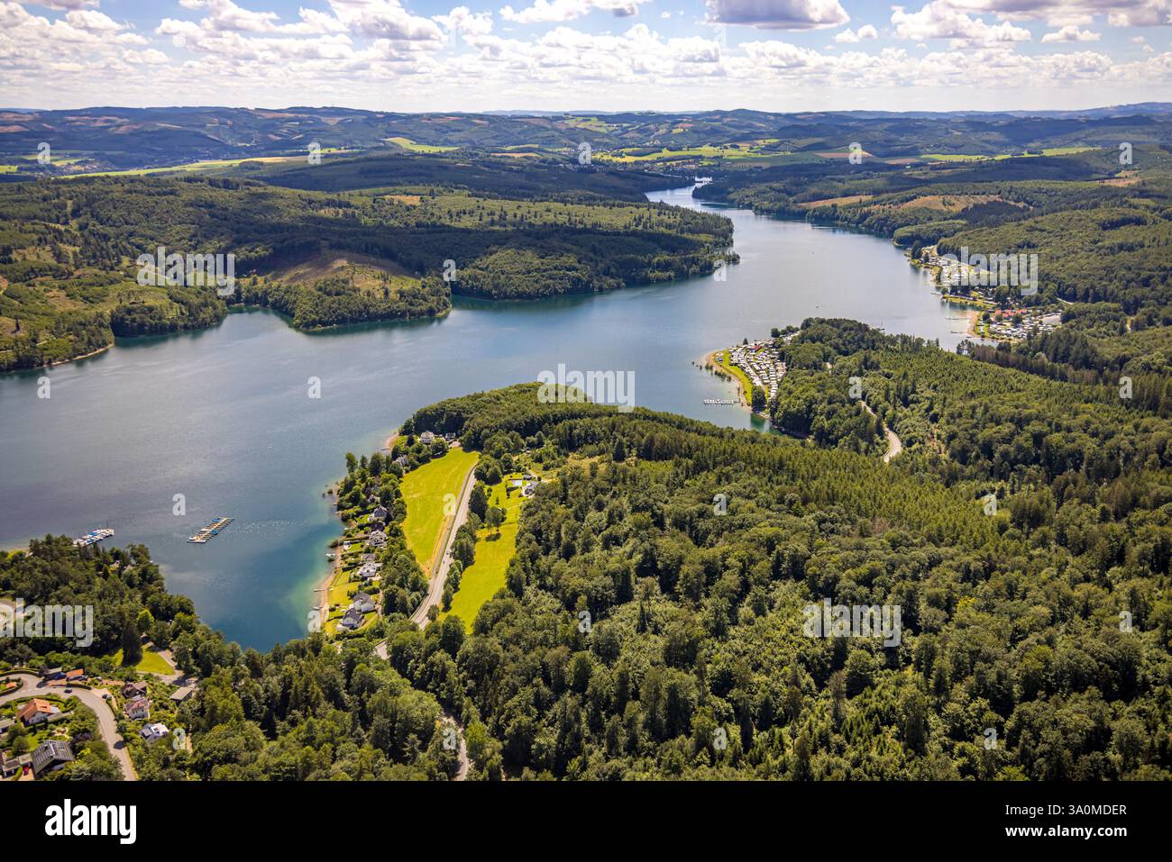 Vista aerea, Sorpesee con area forestale, prato e case sulla spiaggia, campeggio 2 per famiglie, campeggio 3 Nordic Vacation Park, campeggio 4 na Foto Stock