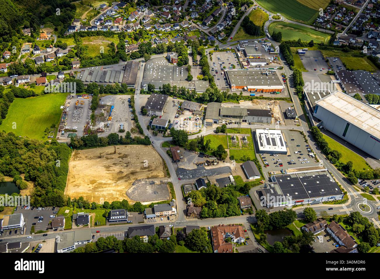 Veduta aerea, sito di marroni in den Röhrwiesen angolo con Ewiger Weg, zona industriale, Sundern, Sauerland, Renania settentrionale-Vestfalia, Germania Foto Stock